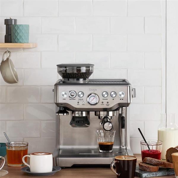 Machine à café Sage Barista Express dans une cuisine